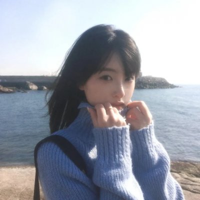 与一位女士合影